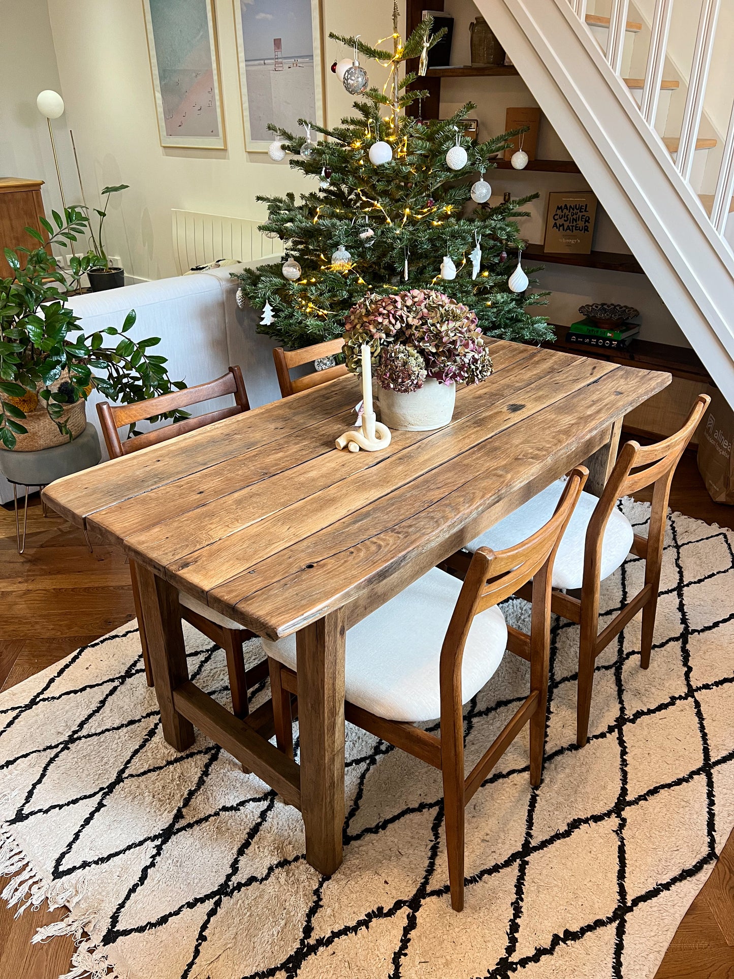 Table en chêne, très belle, le plateau a pas mal de traces du temps, rayures et taches, ce qui font son charme (je trouve). Très solide.