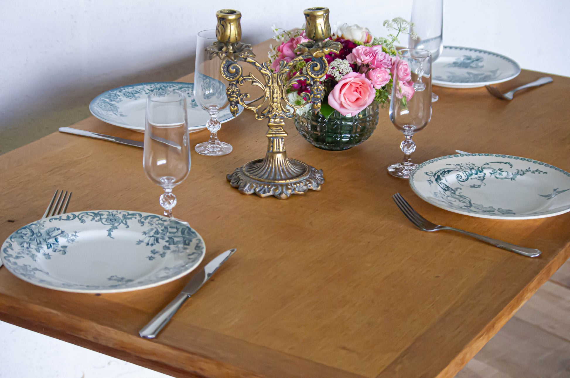 Table en chêne et plateau en plaquage chêne, années 50, le plaquage est légèrement abimé, visible sur les photos.