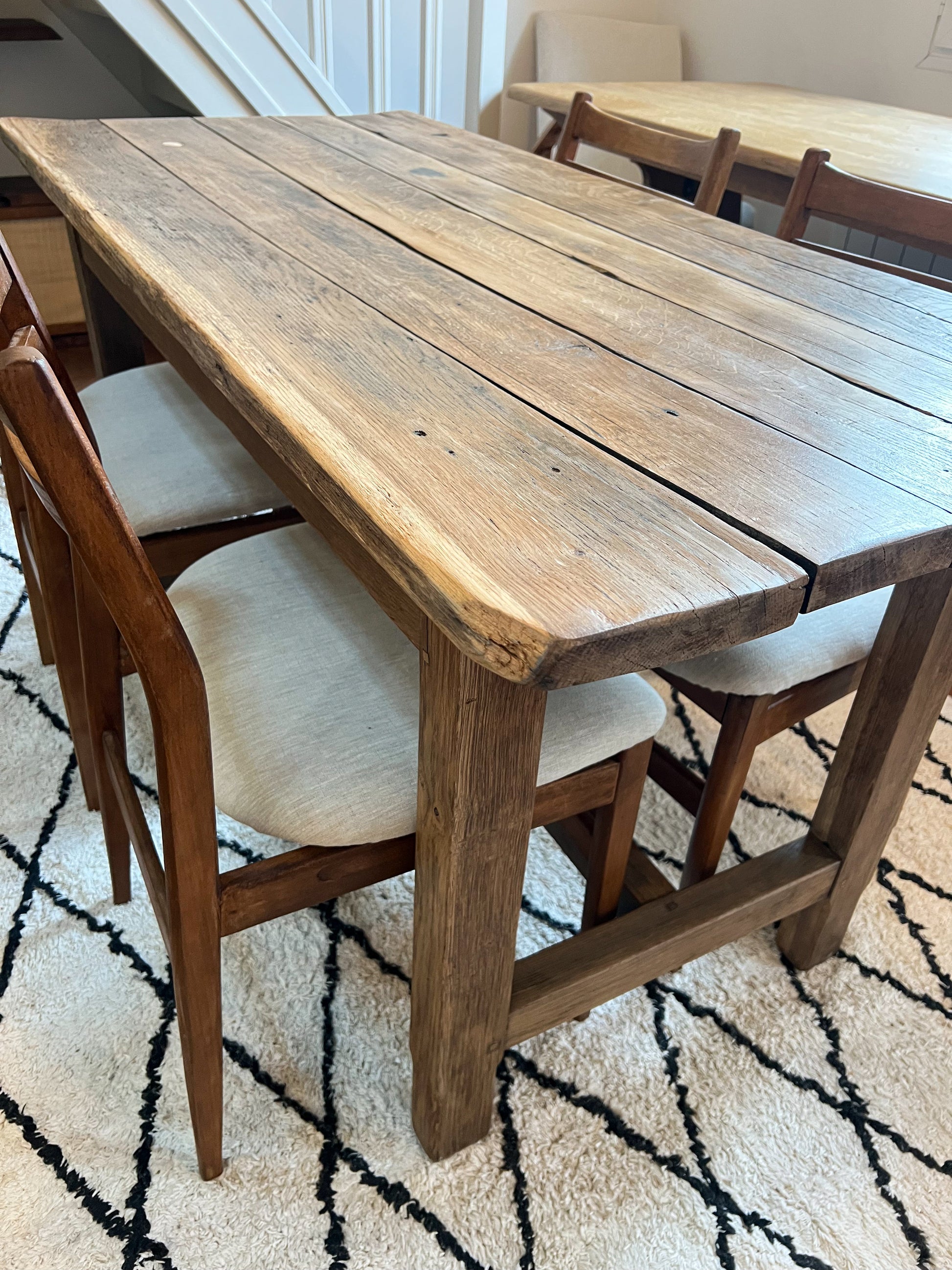 Table en chêne, très belle, le plateau a pas mal de traces du temps, rayures et taches, ce qui font son charme (je trouve). Très solide.