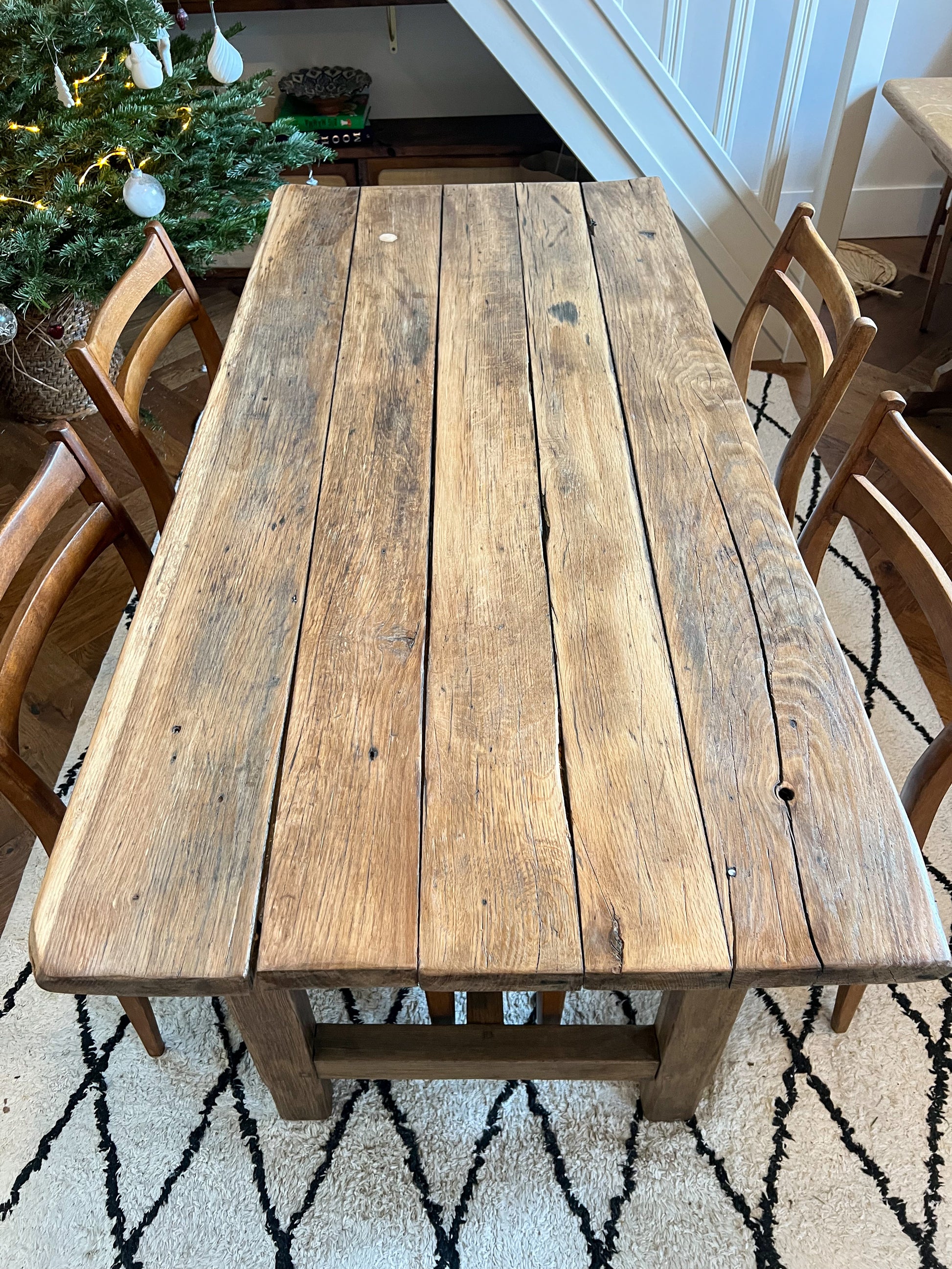 Table en chêne, très belle, le plateau a pas mal de traces du temps, rayures et taches, ce qui font son charme (je trouve). Très solide.