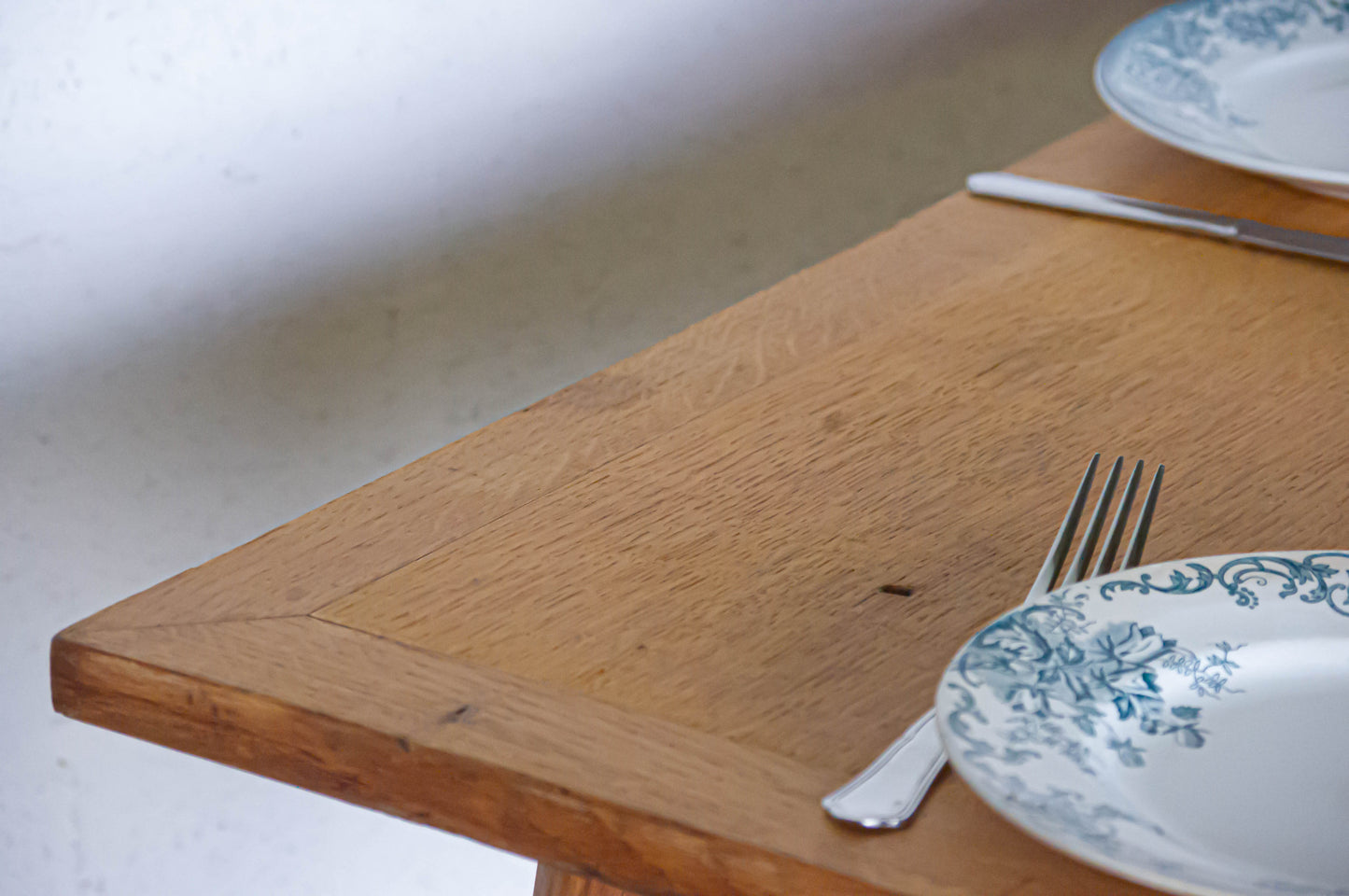 Table en chêne et plateau en plaquage chêne, années 50, le plaquage est légèrement abimé, visible sur les photos.