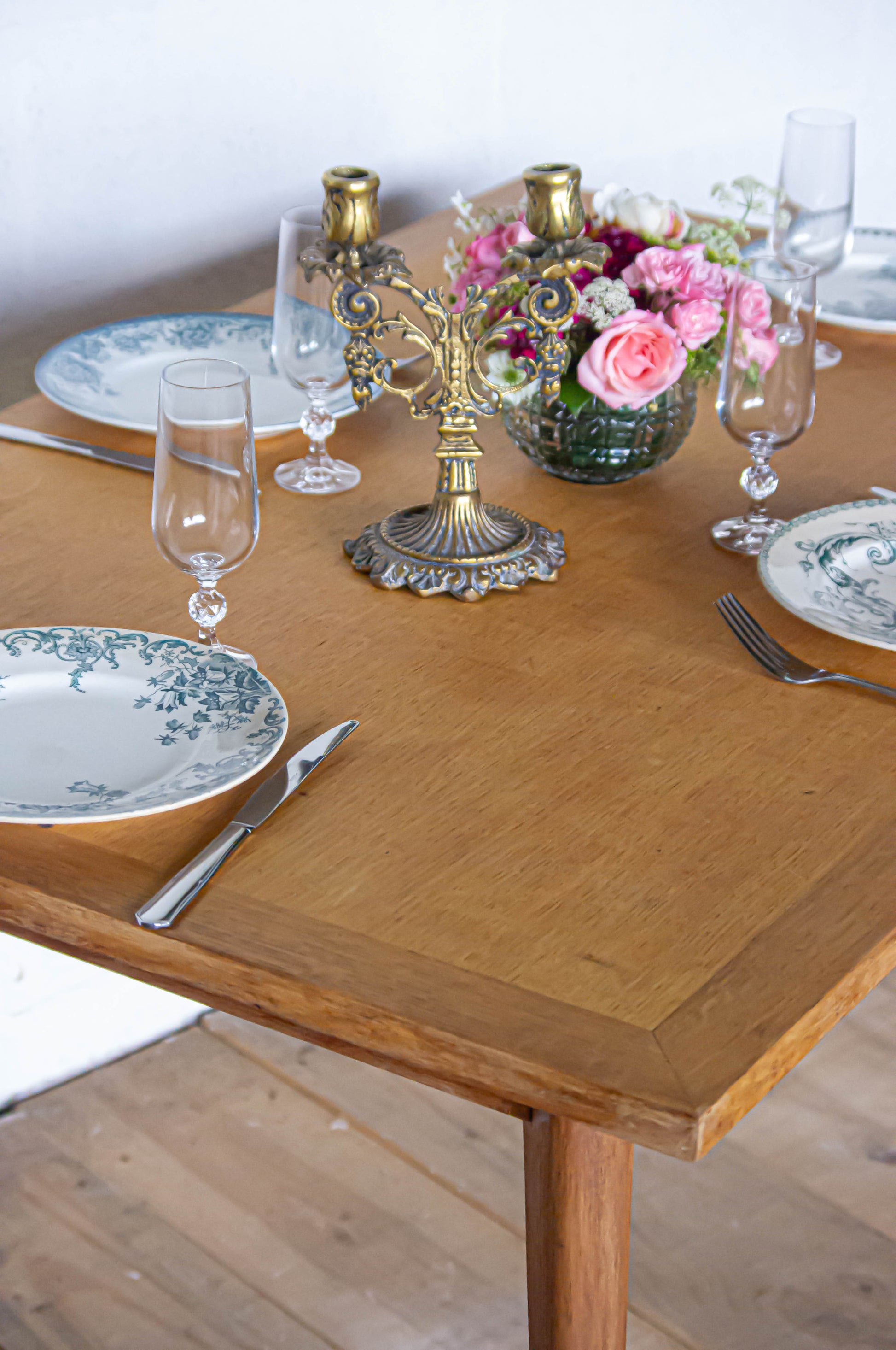 Table en chêne et plateau en plaquage chêne, années 50, le plaquage est légèrement abimé, visible sur les photos.