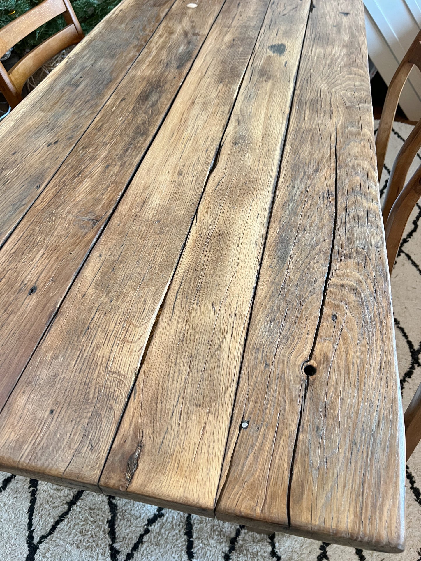 Table en chêne, très belle, le plateau a pas mal de traces du temps, rayures et taches, ce qui font son charme (je trouve). Très solide.