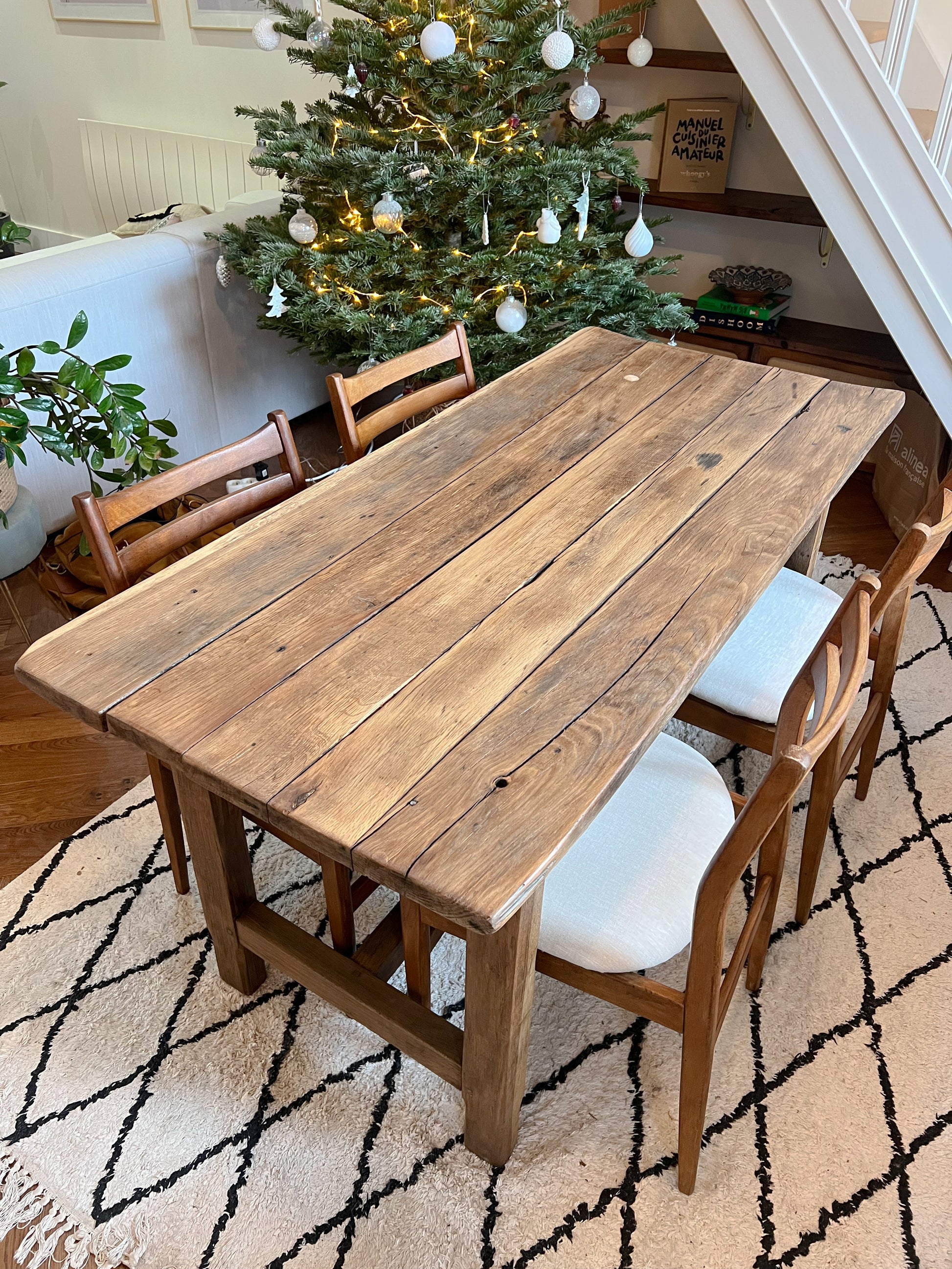 Table en chêne, très belle, le plateau a pas mal de traces du temps, rayures et taches, ce qui font son charme (je trouve). Très solide.