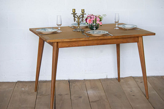 Table en chêne et plateau en plaquage chêne, années 50, le plaquage est légèrement abimé, visible sur les photos.