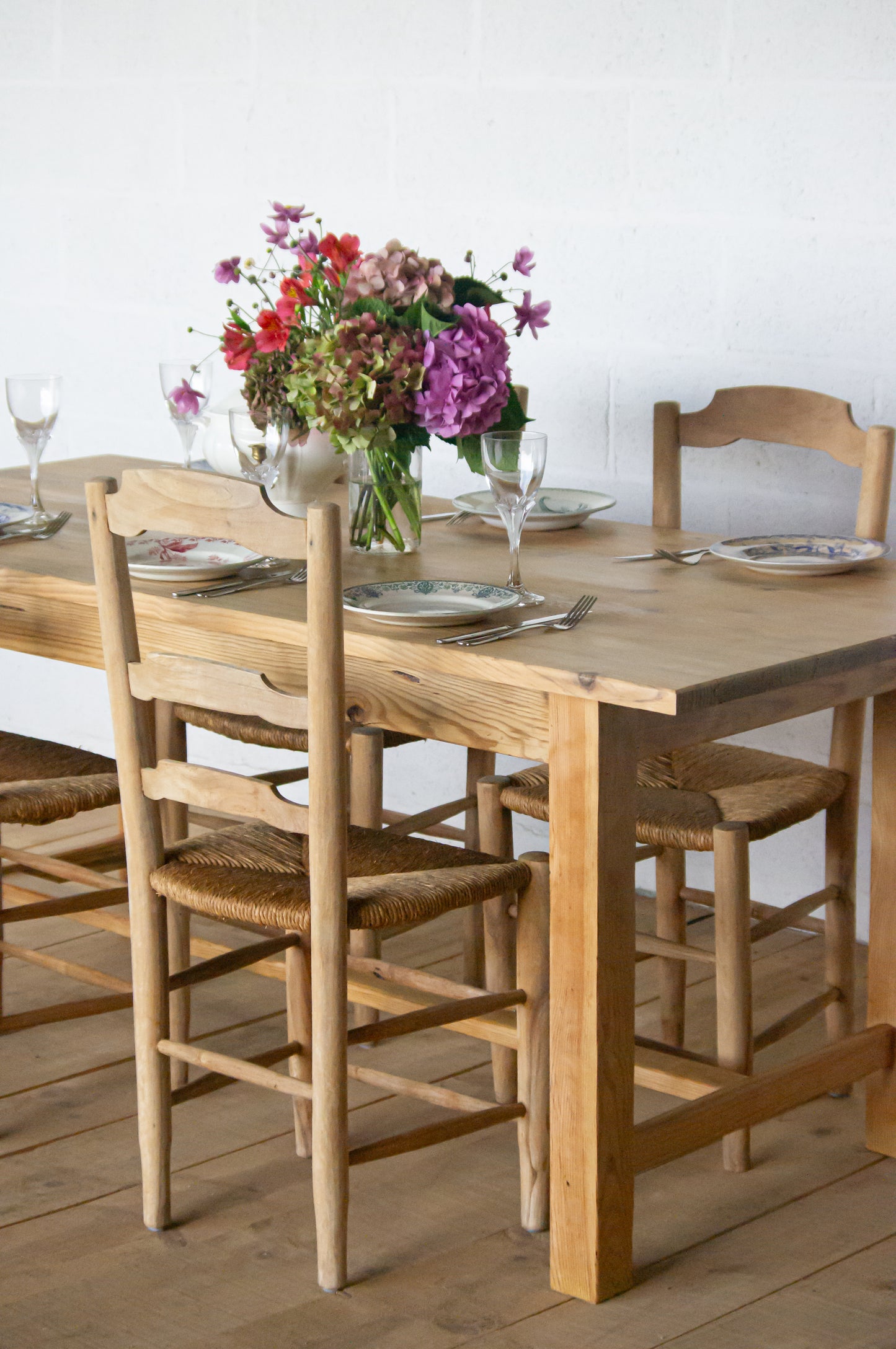 Table de ferme en pin, parfait état, très solide.