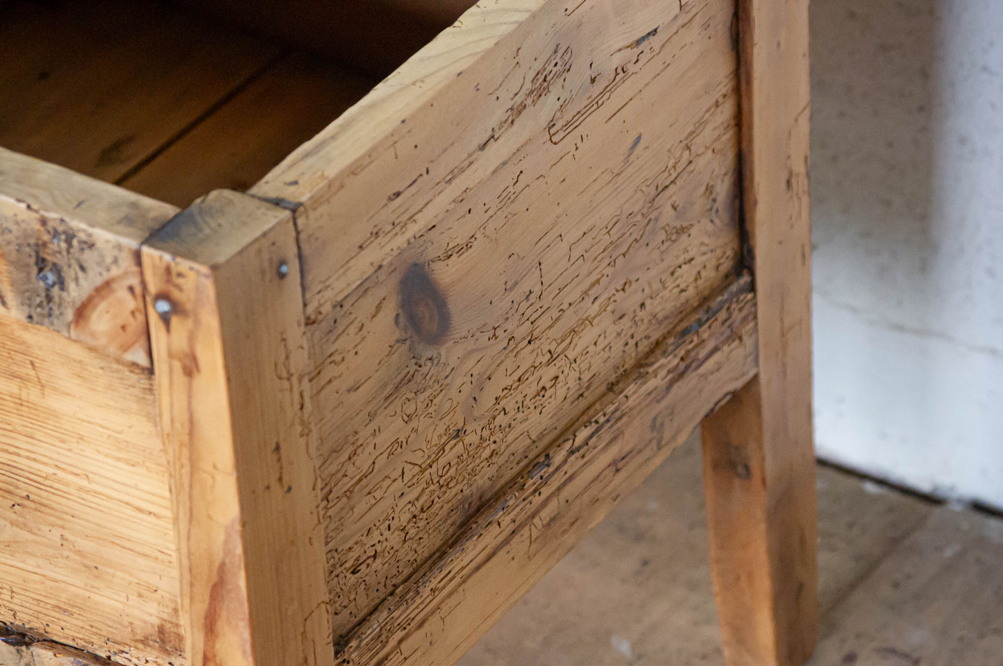 Tabouret coffre en pin, il à bien vécu mais il est tout de même solide.