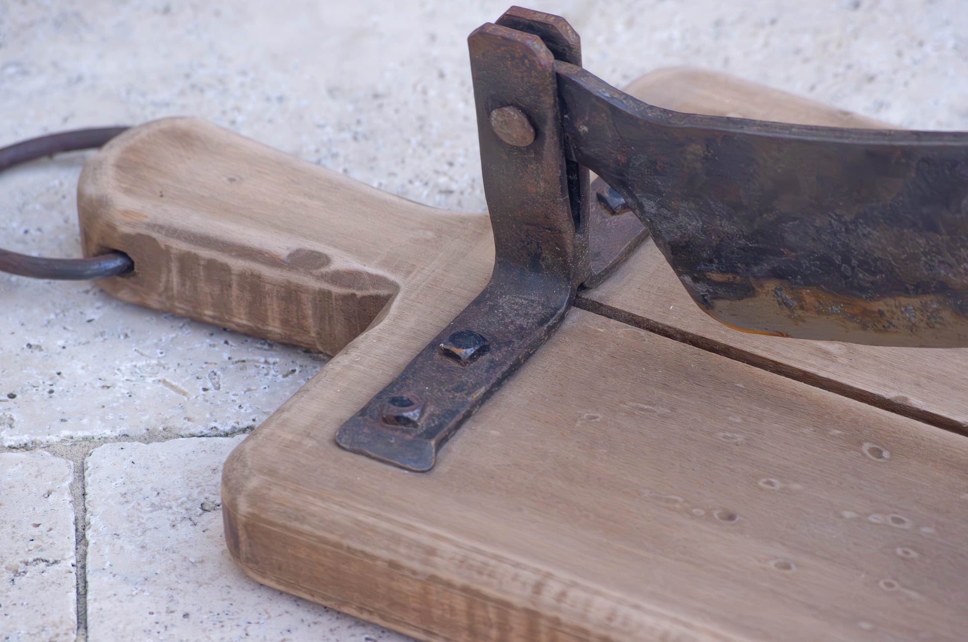 Trancheuse à pain ancienne, signée JG, socle en bois, un peu difficile à manœuvrer mais coupe toujours très bien.