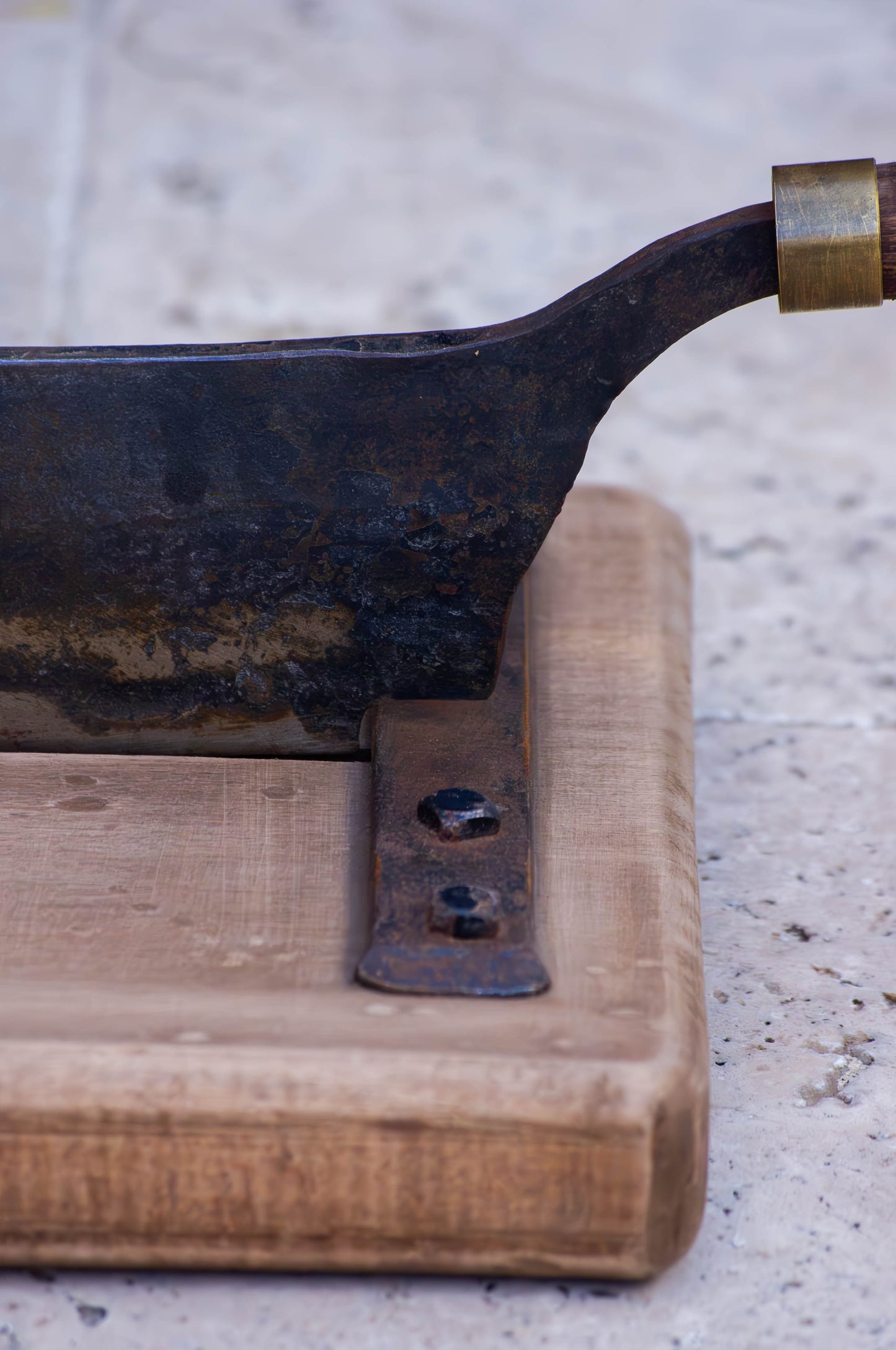 Trancheuse à pain ancienne, signée JG, socle en bois, un peu difficile à manœuvrer mais coupe toujours très bien.