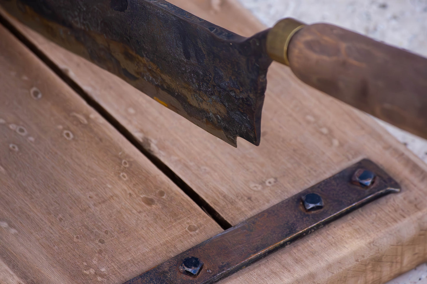 Trancheuse à pain ancienne, signée JG, socle en bois, un peu difficile à manœuvrer mais coupe toujours très bien.