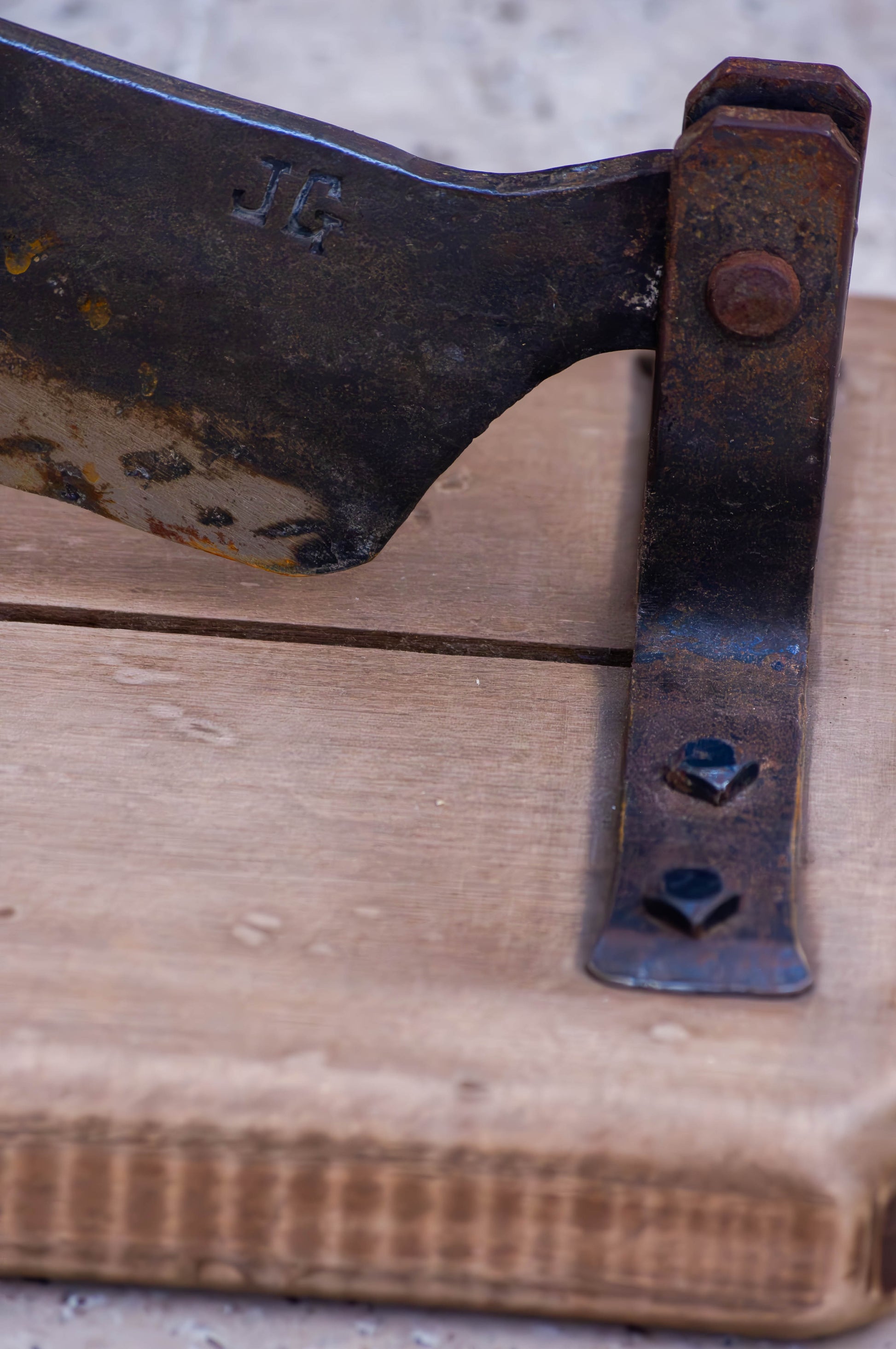 Trancheuse à pain ancienne, signée JG, socle en bois, un peu difficile à manœuvrer mais coupe toujours très bien.