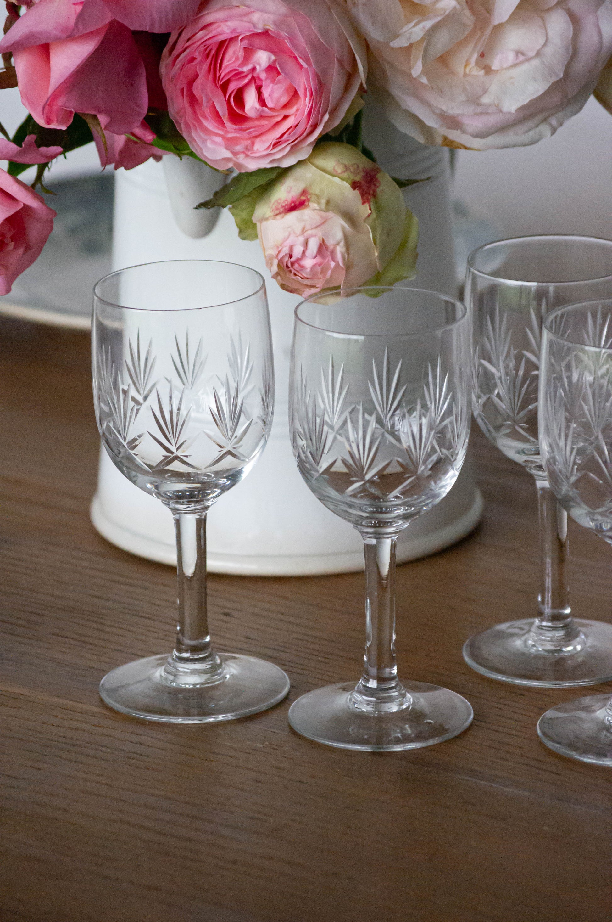   4 verres en cristal&nbsp;ciselés, anciens verres à vin mais la contenance correspond mieux à des verres à eau pour une utilisation moderne.