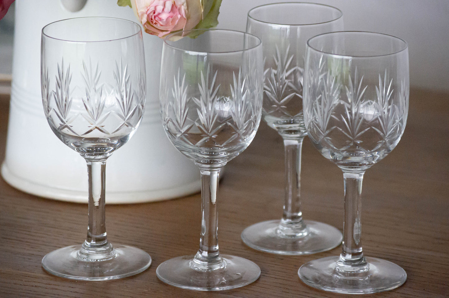   4 verres en cristal&nbsp;ciselés, anciens verres à vin mais la contenance correspond mieux à des verres à eau pour une utilisation moderne.