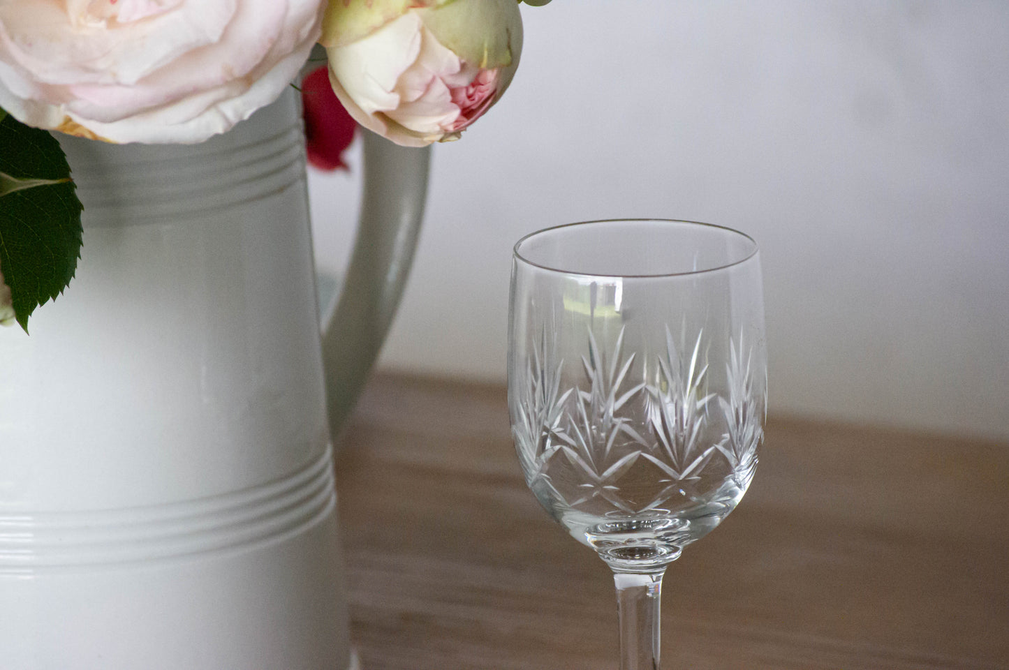   4 verres en cristal&nbsp;ciselés, anciens verres à vin mais la contenance correspond mieux à des verres à eau pour une utilisation moderne.