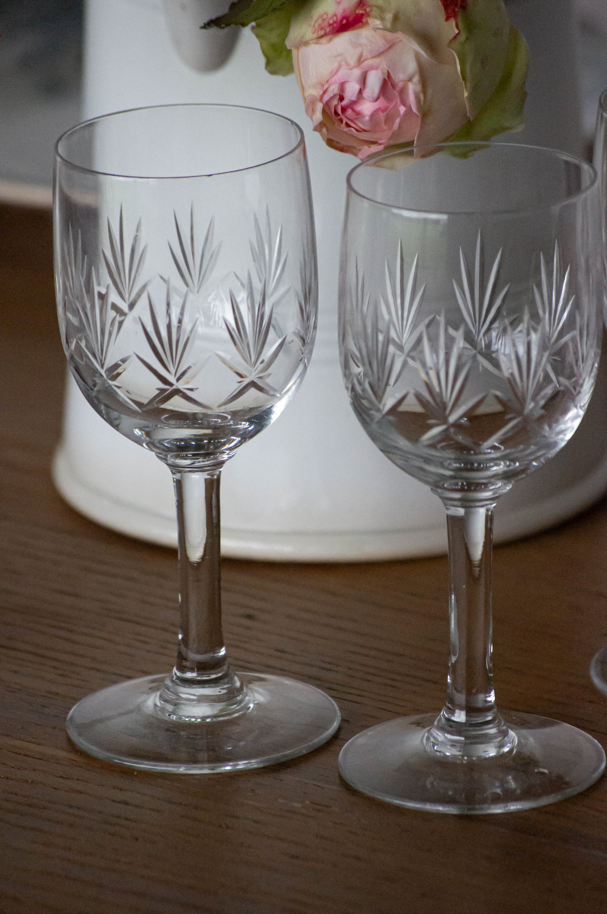   4 verres en cristal&nbsp;ciselés, anciens verres à vin mais la contenance correspond mieux à des verres à eau pour une utilisation moderne.