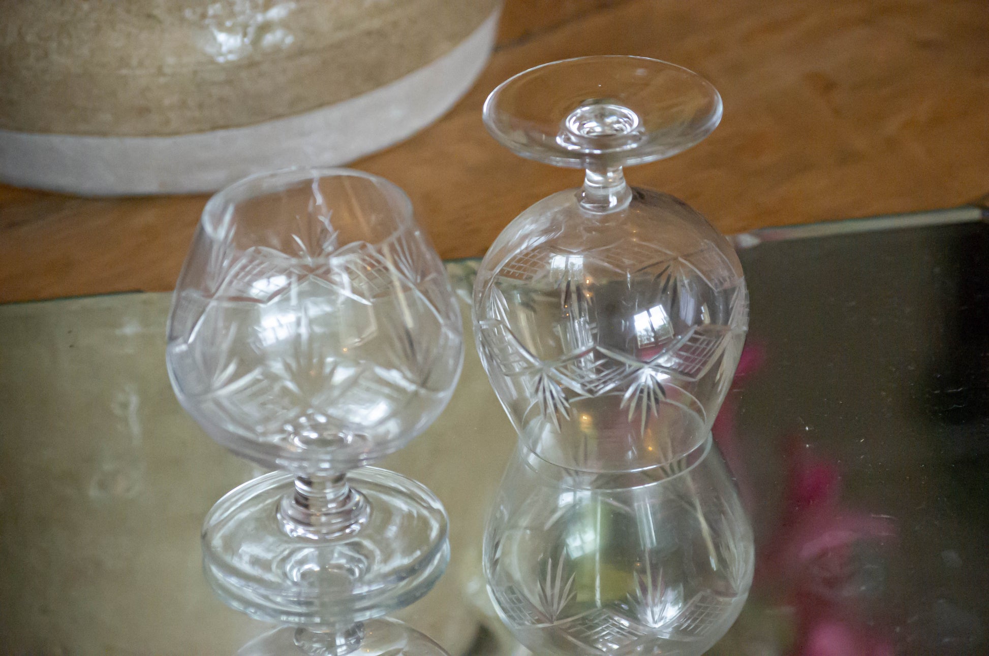 Deux petits verres à liqueur, en cristal ciselée.