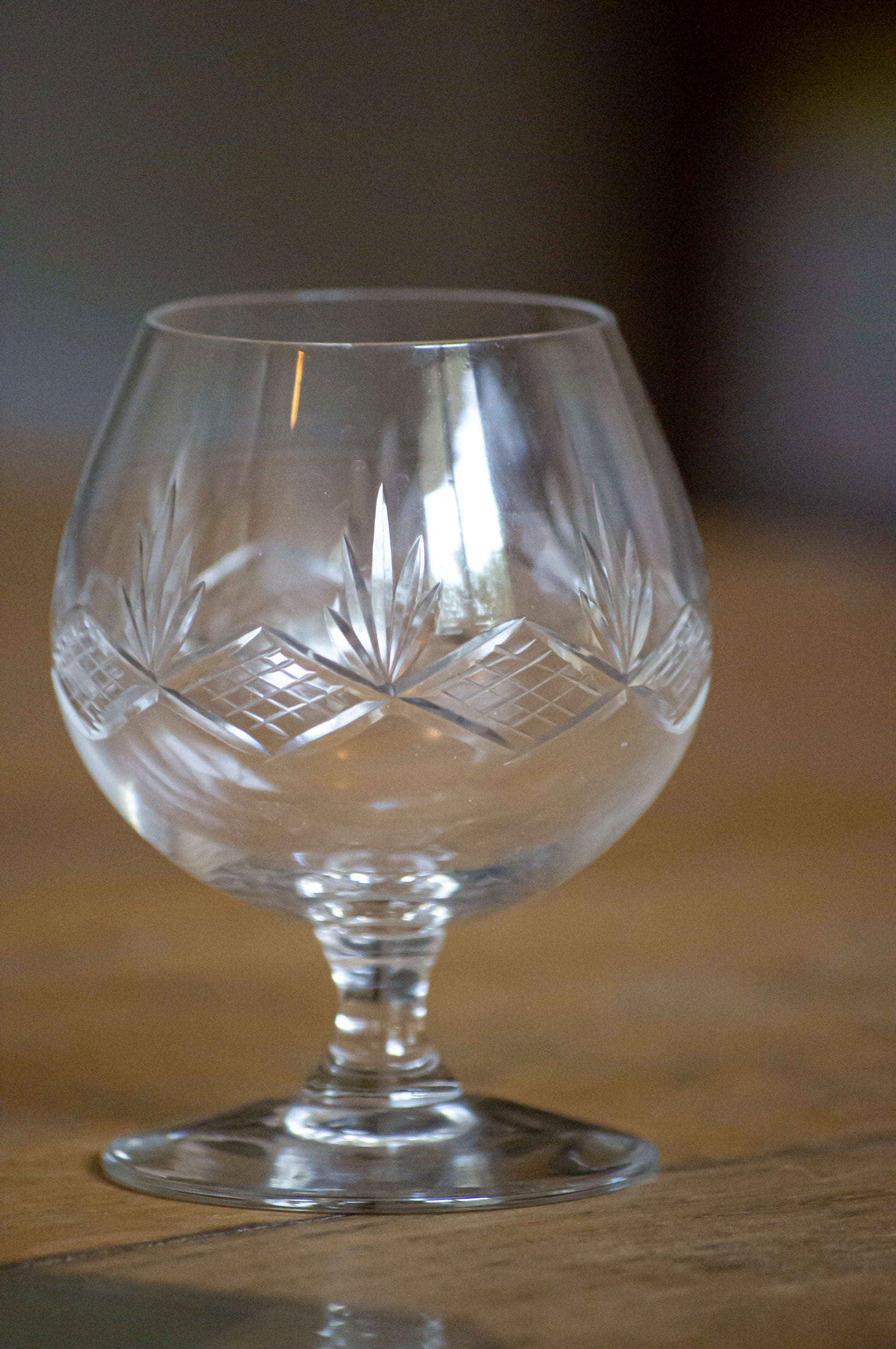 Deux petits verres à liqueur, en cristal ciselée.