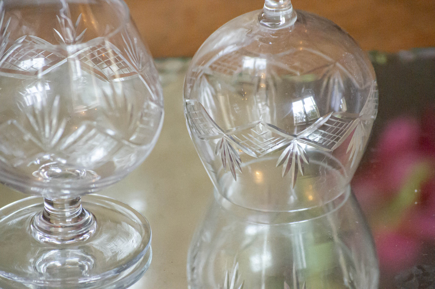 Deux petits verres à liqueur, en cristal ciselée.