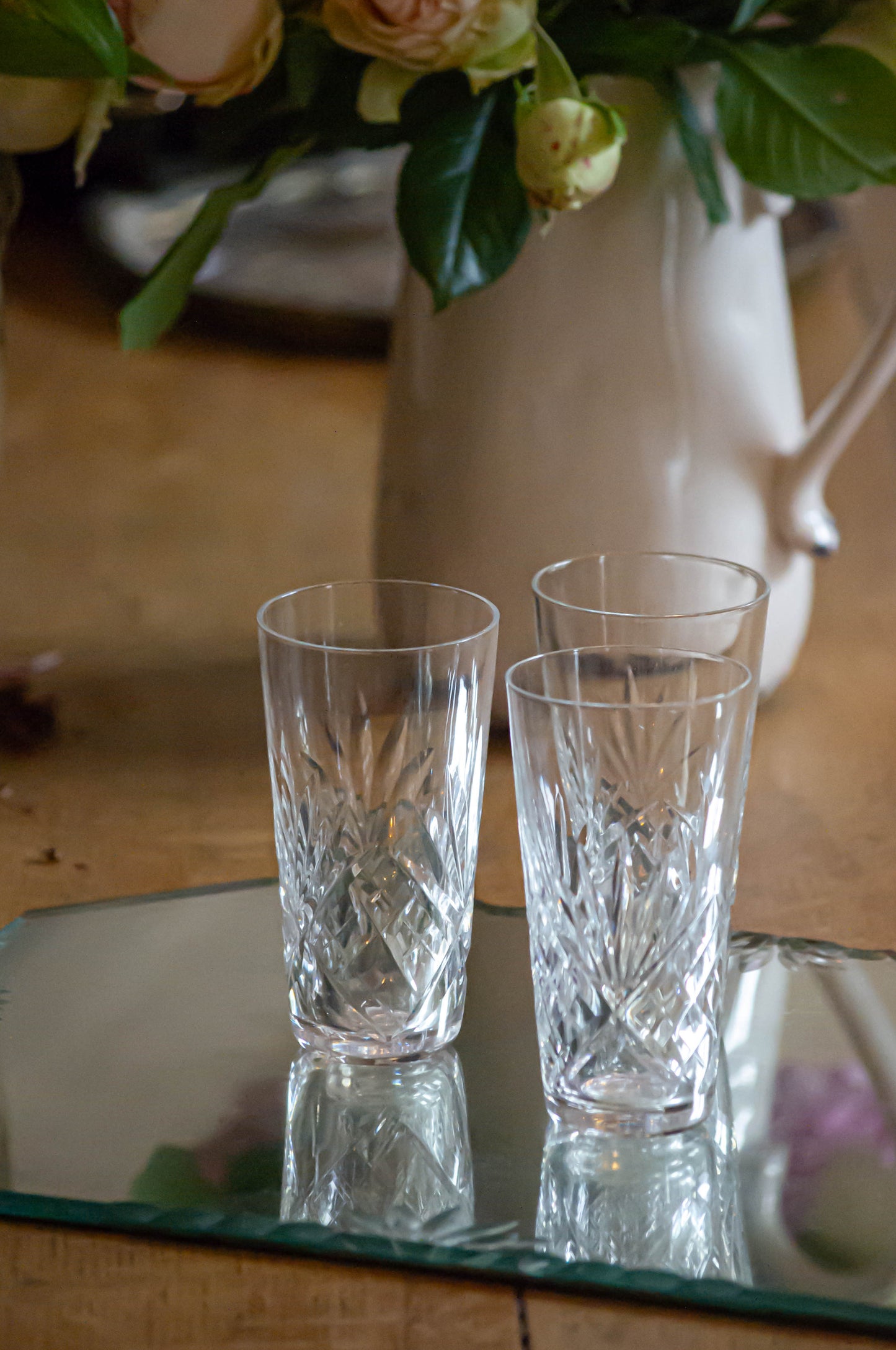 2 verres à thé en cristal ciselées, un éclat sur l'un d'eux, visible en photo.