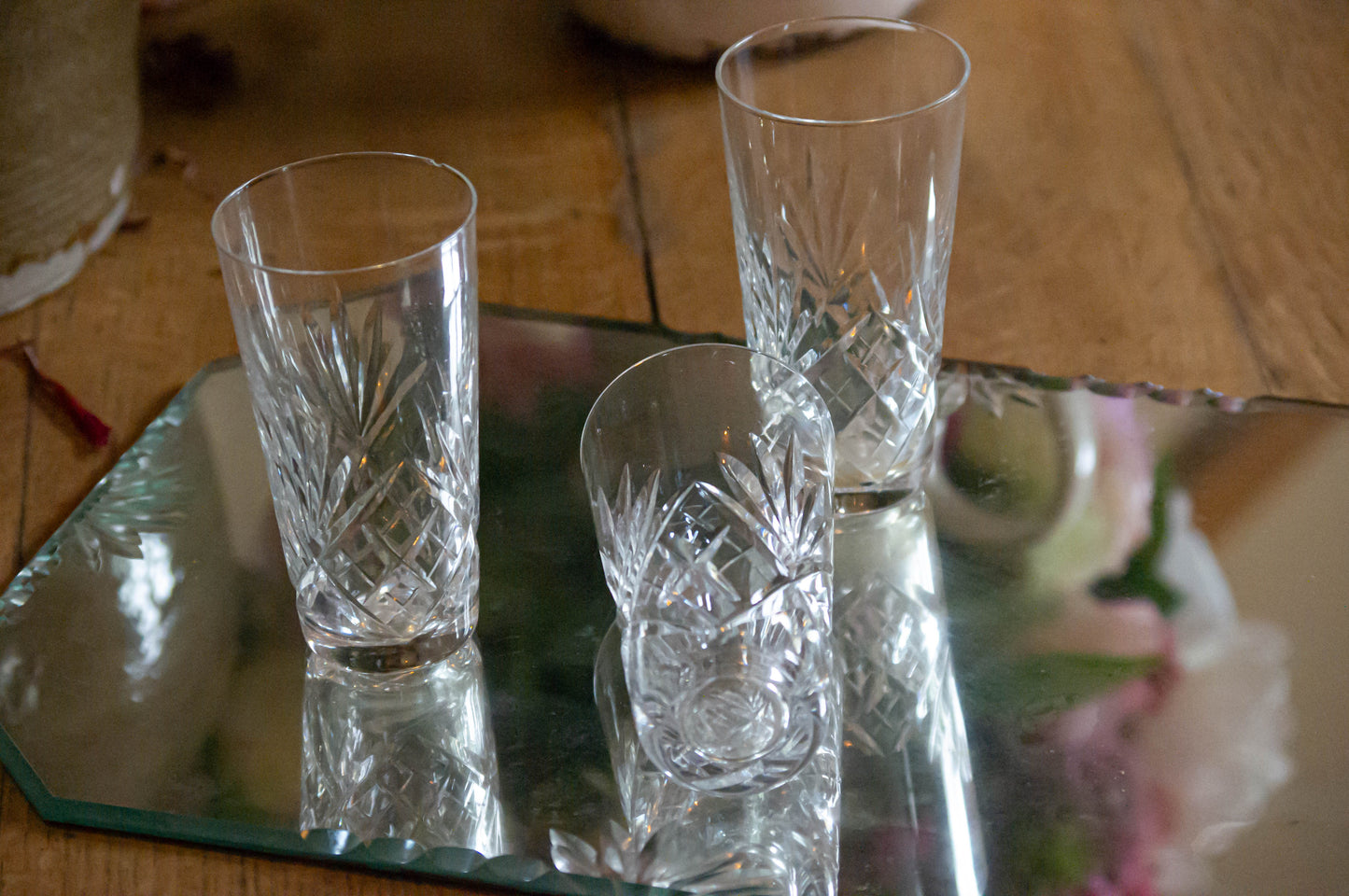 2 verres à thé en cristal ciselées, un éclat sur l'un d'eux, visible en photo.