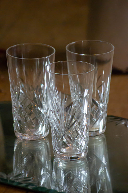 2 verres à thé en cristal ciselées, un éclat sur l'un d'eux, visible en photo.